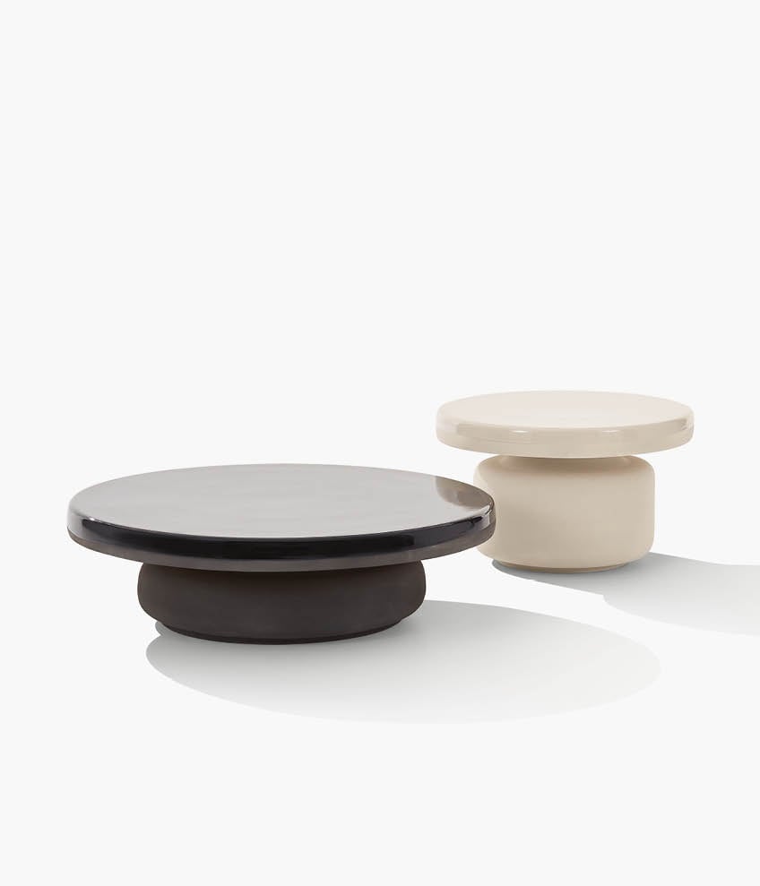 Crew coffee tables in ceramic in the colours grafite and sabbia. Glazed tops and upper part of the edges.