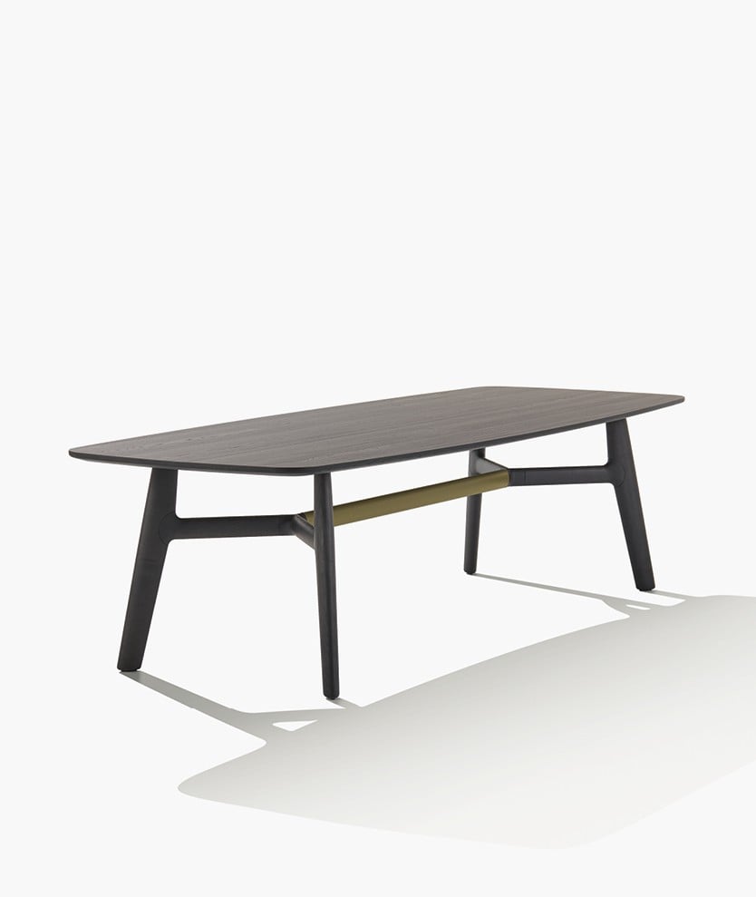 Curve table with top and structure in black elm, crosspiece covered in 38 olive leather.