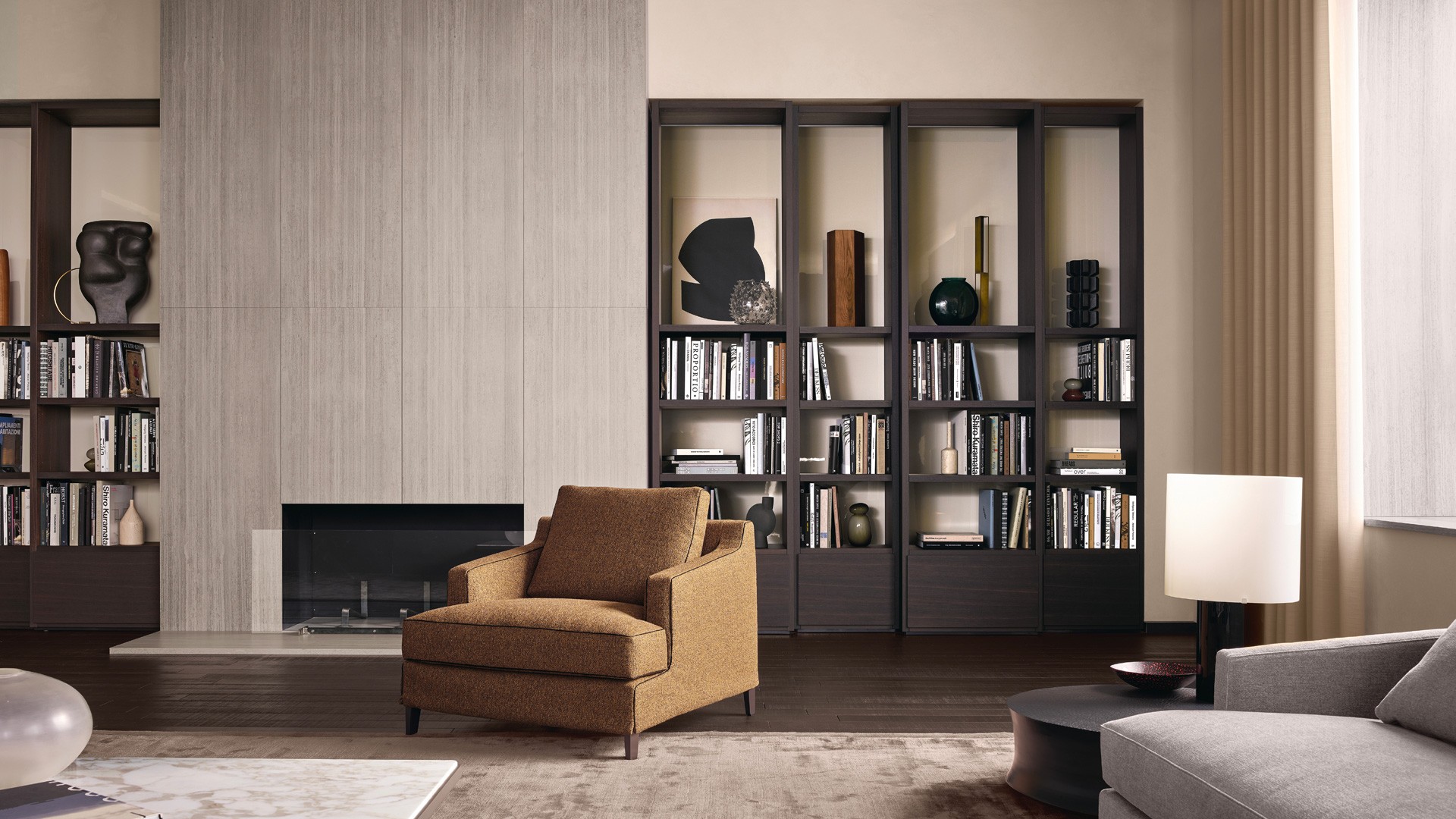 Система корпусных модулей Wall System, структура, полки и ящики Slim из дуба шпессарт, стенки с лакированной глянцевой отделкой цвета канапа. Встроенная светодиодная подсветка.Кресло Bellport, съемный чехол с нижней складкой из ткани Kitami цвета горчица (09). Окантовка из черного шелка. Ножки с никелированной матовой отделкой Brown Nickel. Пуф Bellport, съемной чехол из кожи Soft цвета карбоне (13). Ножки с матовой отделкой цвета шампанское. Журнальный столик Creek со столешницей из полированного мрамора Calacatta Oro и нижней плоскостью с лакированной глянцевой отделкой цвета канапа. Структура с сатинированным покрытием цвета шампанское. Рядом с пуфом расположен журнальный столик Creek со столешницей из дымчатого стекла и нижней частью из черного вяза. Структура с никелированной матовой отделкой Brown Nickel. Ковер Frame серого цвета.