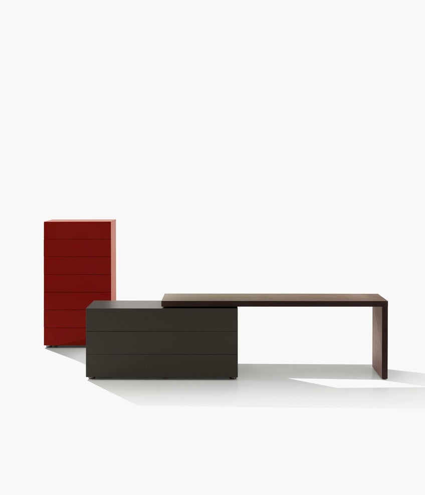Dream seven-drawer-chest in glossy lacquer granata, Dream three-drawer-chest in mat lacquer moka with writing desk in spessart oak.