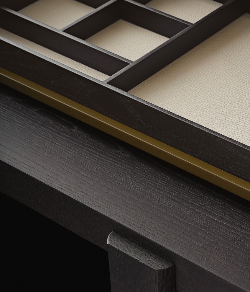 Vanity container in mistletoe matt lacquer, internal grid in black elm, bottom in 05 latte techno leather and internal mirror.