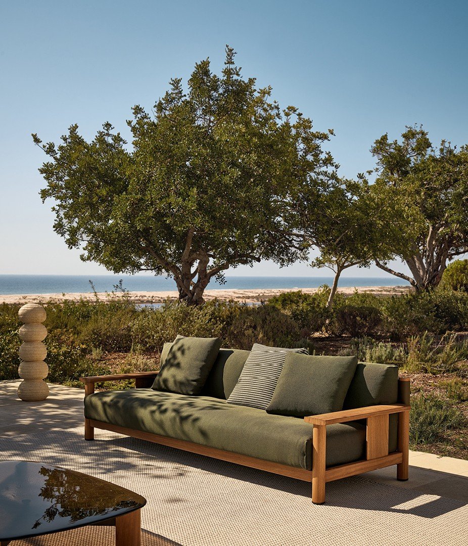 Ketch sofa with structure in solid teak and backrest in EVA oliva, removable cover in fabric Merak 106 bosco with decorative drawstring stitching, cushions in fabric Zephiros 01 bosco.