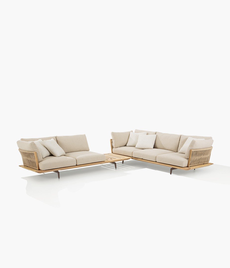 Lagoon sofa corner composition with base in solid teak and backrest in twisted rope naturale, feet in embossed painted oxid. Removable cover in fabric Nashi 05 corda, cushions in fabric Mojave 01 corda.