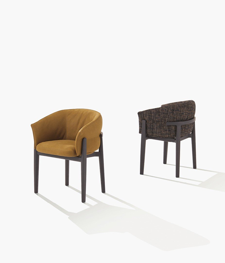 Қара қарағай құрылымы, senape түсті Silk 12 теріден жасалған алмалы-салмалы жаппасы және nero түсті Mizar 09 матасы бар Leopold орындығы.
