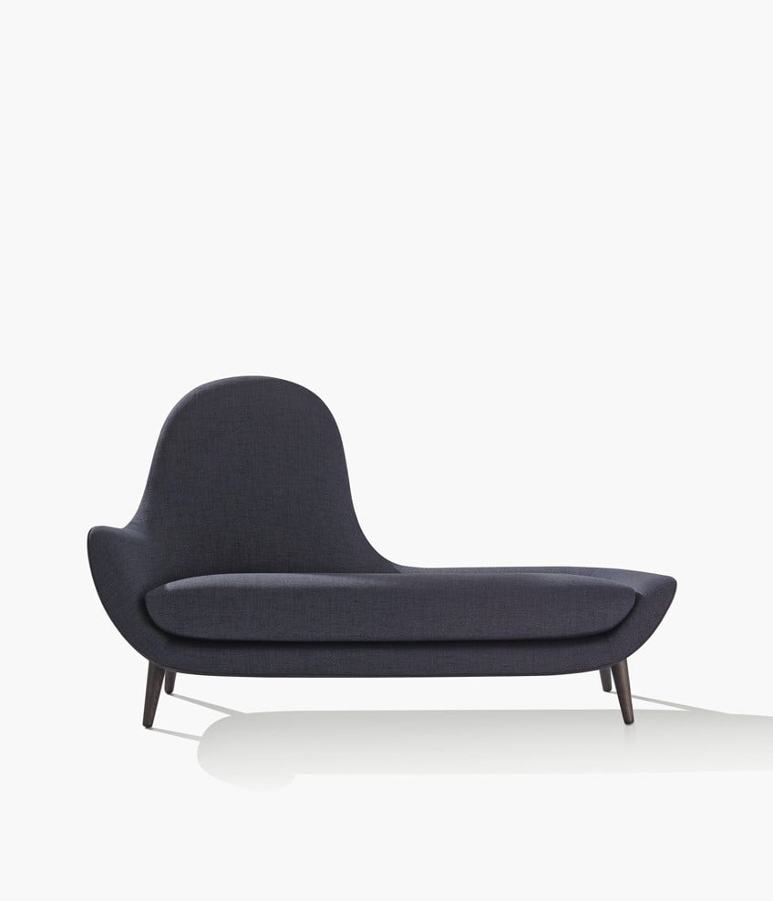 Алмалы-салмалы емес қаптамасы бар Mad Chaise Longue, сыртқы жағы 08 prussia Nabuk теріден, ішкі жағы Kushiro 11 түнгі маталдан, аяқтары қара қарағайдан.