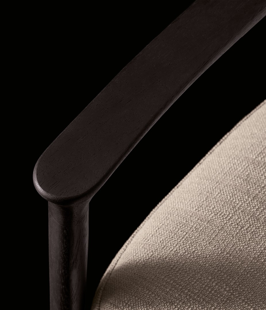 Monolith table, top and legs in Cementoskin® grafite. Magnolia chair, structure in solid black stained iroko, removable cover in fabric Karif 03 sabbia. Carpet Kamir mattone.