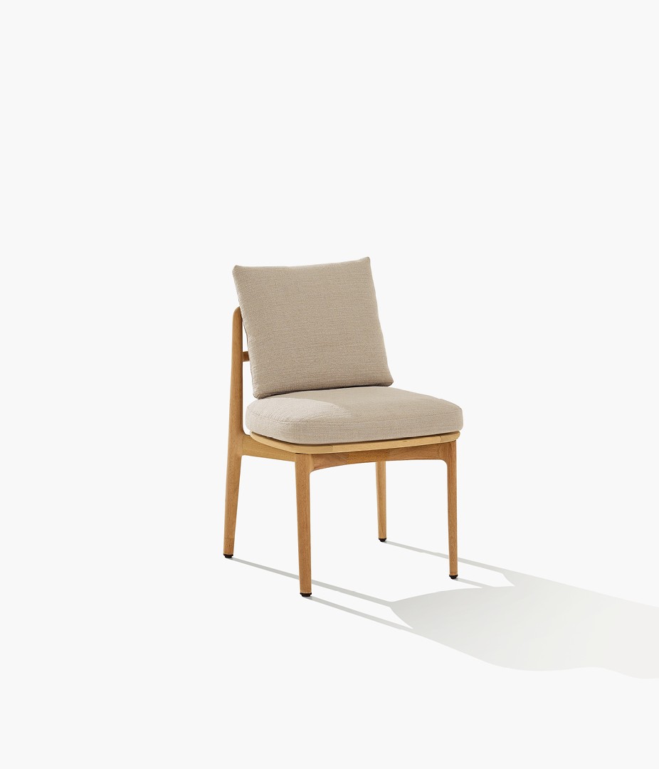 Magnolia chair with solid natule iroko frame, removable cover in Karif 03 sabbia fabric.