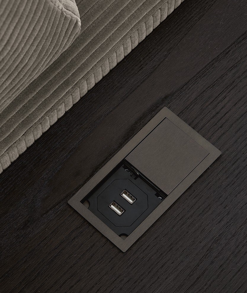 Екі USB розеткасымен жабдықталған үстіңгі бөліктің жақын көрінісі.
