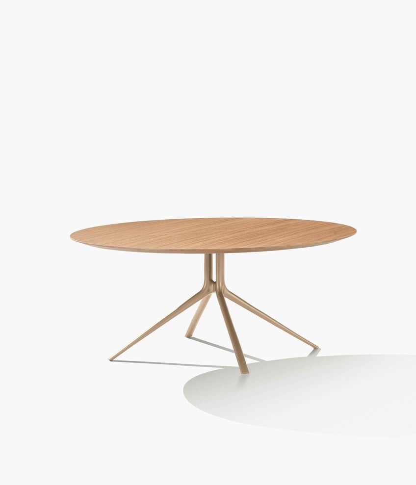 Mondrian table with top in walnut gold and structure in mat champagne.