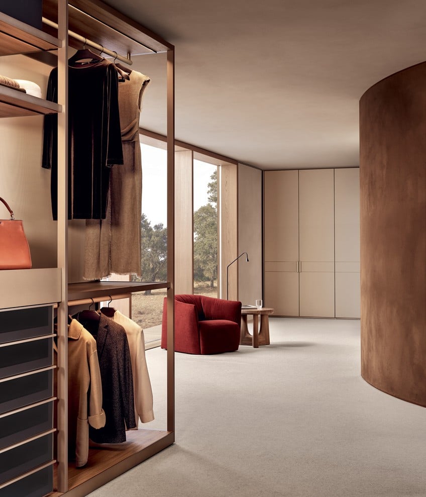 Wardrobe Senzafine Cover with leaf doors in techno leather 05 latte and mat champagne profiles, handles Cover in techno leather 05 latte and mat champagne. Senzafine walk-in closet in elm melamine with frame sides in mat champagne and backs in methacrylate roller latte. Display case chests of drawers in mat lacquered champagne and lower drawers in fumé reflecting glass with Track handle mat champagne. Santa Monica armchairs with removable cover in velvet Tebe 11 bruciato. Nara coffee table in gold walnut solid wood.