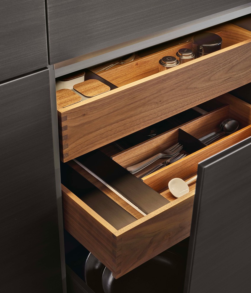Detail of the tall unit pull-out basket with internal drawers in walnut canaletto and equipment in walnut canaletto and anodized aluminium moka.