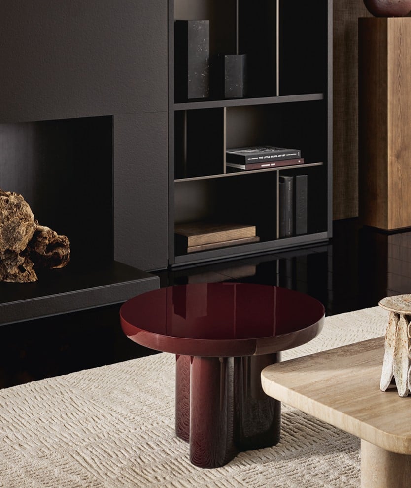 Surface wall panelling in fabric Mesh bronzo with mat ardesia profiles. Wall System composition with structure and recessed shelves in black elm, grids and backs in metal lacquer bronzo, compartments with Stage backs in fabric Mesh moka, integrated led light. Carpet Trace white.