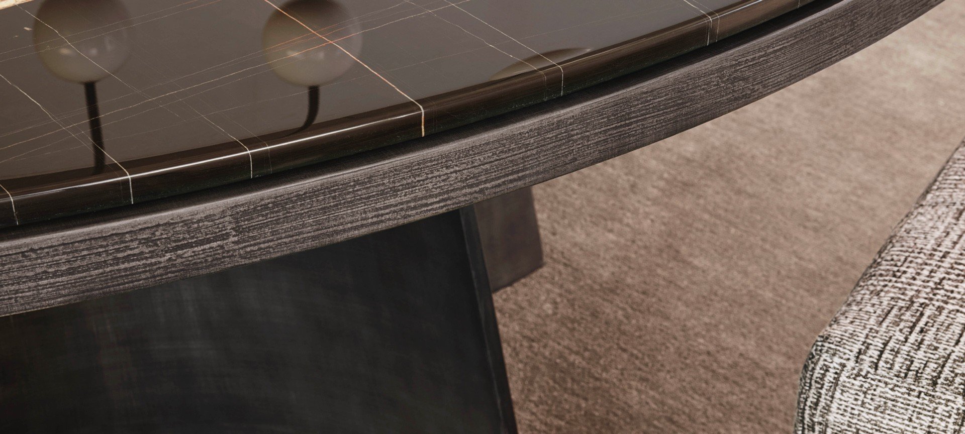 Central island with doors and pull-outs in ice-coloured embossed lacquer, top in quartzite natu- matt sky gold with tapered edge and support frame in mocha anodised. Deep Shaker Move in moka anodised, integrated hood with smoked glass, top in matt sky gold natural quartzite. Sail cooker hood in black painted steel and smoked glass with integrated LED light. Artex Pro sideboard in solid thermal canaletto walnut and bronze metallic lacquer, dividing shoulders in smoked glass.
