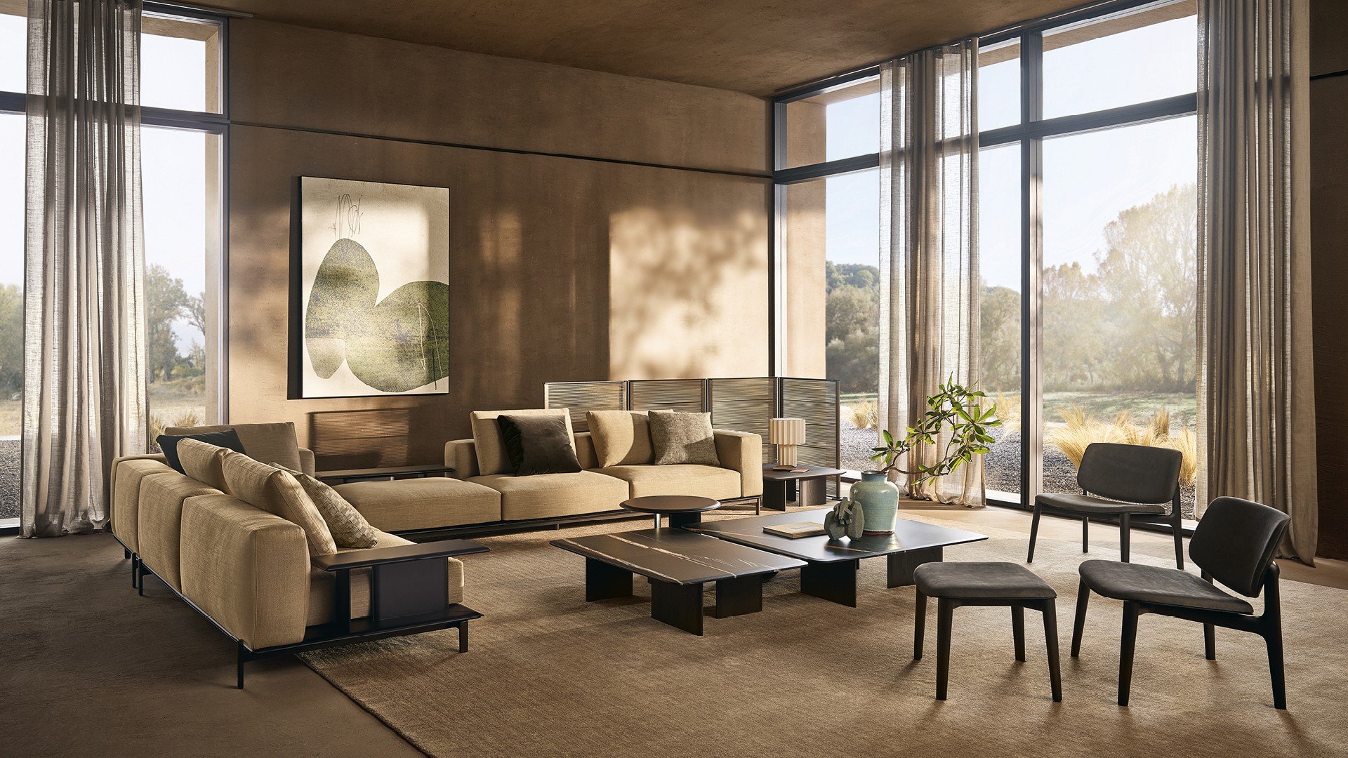 Диван Brera, съемный чехол из бронзовой ткани Kiala, подушки из шампанской ткани Janaki и углеродного бархата Persia; основание Slim, полка и подлокотник из черной кожи, матовые коричнево-никелевые ножки. Ширма Hima, четырехэлементная конфигурация в низкой версии, матовая коричнево-никелевая структура и пепельный канат. Кофейные столики Mush, в центре, столешницы из полированного мрамора Sahara noir с полиэфирной отделкой и структурой из черного вяза; столешница и структура из черной кожи; рядом с диваном, столешница и структура из черного вяза. Кресла и пуфы Curve, структура из черного вяза, несъемный чехол из кожи Nabuk grafite. Кофейный столик Orbit, столешница и структура из бронзового стекла, структура из выдувного стекла. Натуральный ковер Shindo.