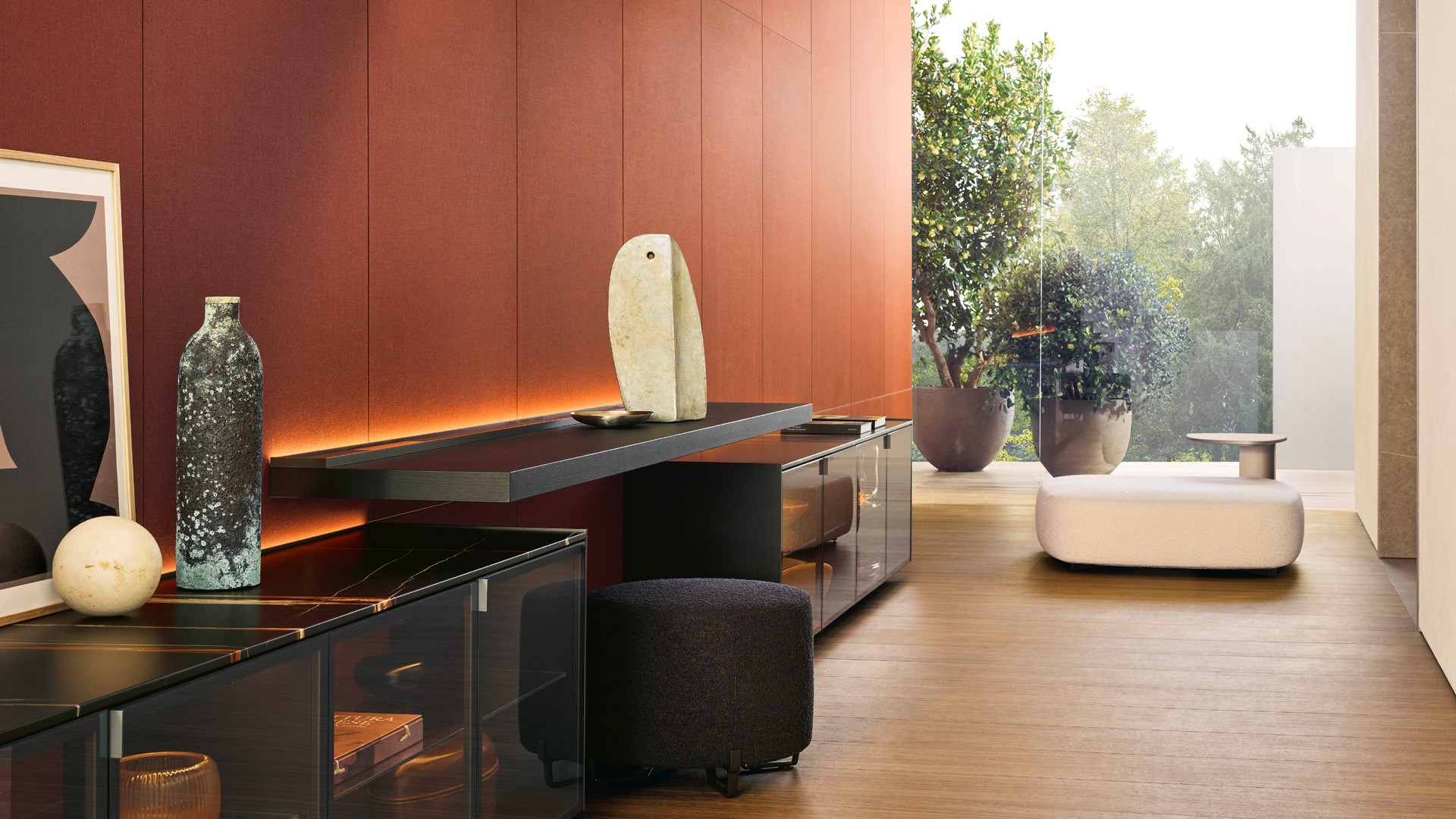 Декоративные панели Code с покрытием из льняного текстиля цвета бручато. Профили с матовой отделкой цвета шампанское. Навесные корпусные модули для гостиной. Створки дверей из прозрачного отражающего стекла. Рама и ручки с матовой отделкой цвета ардезия. Верх с задней подсветкой из шлифованного мрамора Sahara Noir с отделкой полиэстером. Боковые стенки с лакированной металлической отделкой под бронзу. Внутренняя структура с лакированной матовой отделкой под бронзу. Стенки с отделкой текстилем цвета светлый лен. Встроенная светодиодная подсветка. Полка с подсветкой из черного вяза, канал с кабельными вводами из черного вяза с профилями с матовой отделкой цвета ардезия. Пуф New York со съемным чехлом из ткани Brest цвета пруссия (10). Ножки с никелированной глянцевой отделкой Brown Nickel.