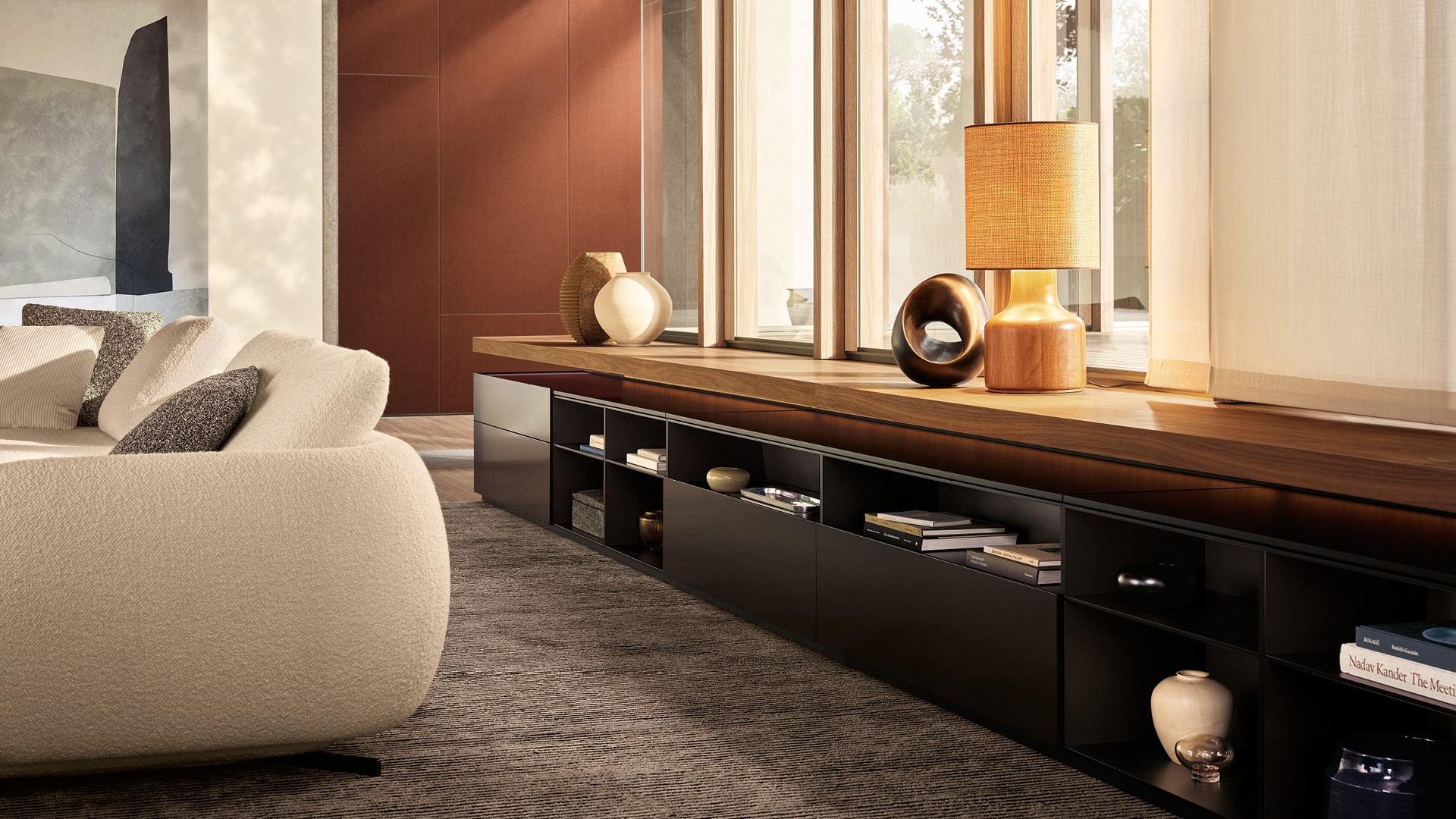 Контейнеры Code с открытыми нишами в матовом бронзовом лаке, выдвижные ящики и боковины в полуглянцевом лаке цвета визон, столешница с подсветкой в матовом бронзовом лаке и цоколь из матового сланца. Диван Saint-Germain в съёмной обивке из ткани Siro 01 белого цвета, подушки из ткани Brest 11 шоколадного оттенка, бархата Persia 2020 цвета жжёной охры и бархата Glasgow 01 кремового цвета, опоры — матовый brown nickel. Ковёр Cannelè.