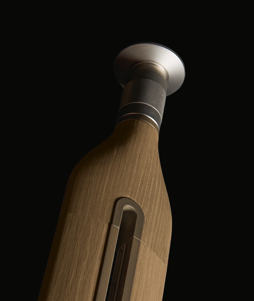 Деталь потолка из золотого дуба в вертикальном положении с регулируемыми ножками цвета шампанского.