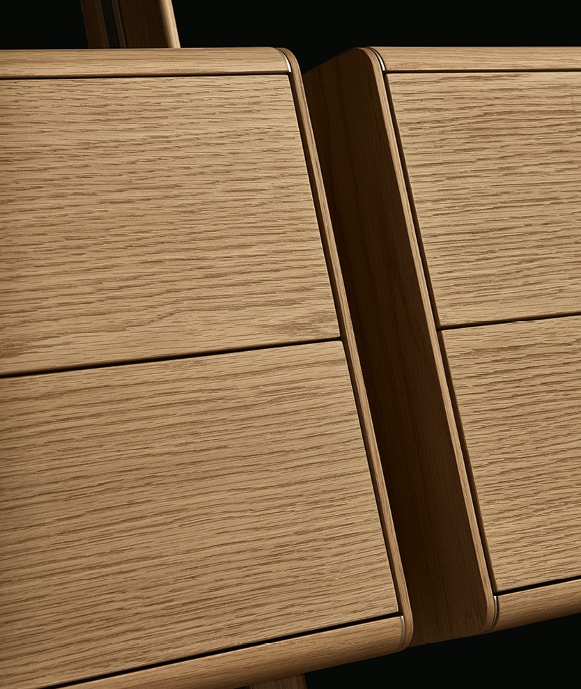 Деталь вертикальной стены из матового шифера с соответствующими регулируемыми ножками.