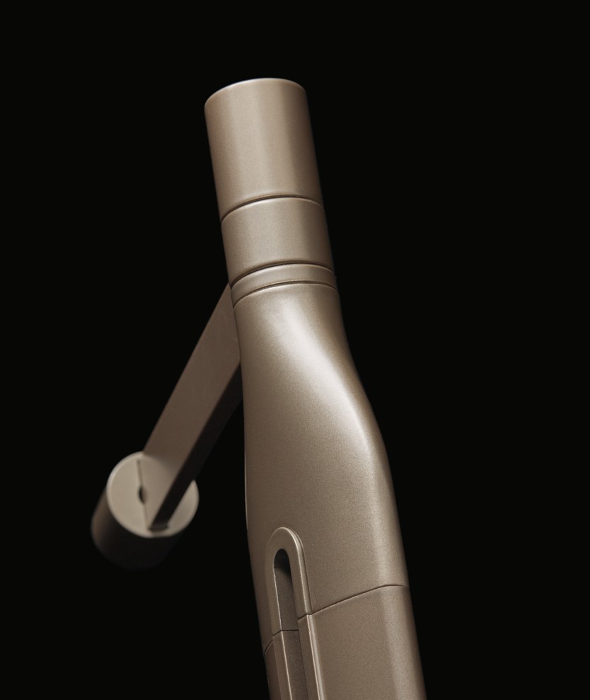 Деталь вертикальной стены из матового шифера с соответствующими регулируемыми ножками.