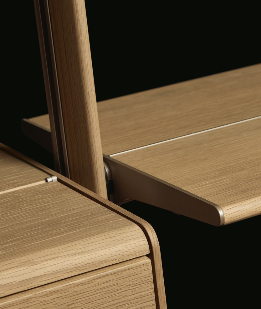 Стойки и полки из золотого дуба и матового шампанского.