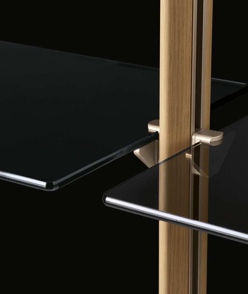 Стойки из золотого дуба. Полки из закаленного дымчатого стекла с закругленными краями и углами.