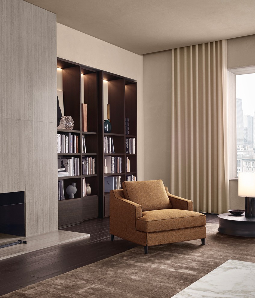 Система корпусных модулей Wall System, структура, полки и ящики Slim из дуба шпессарт, стенки с лакированной глянцевой отделкой цвета канапа. Встроенная светодиодная подсветка. Окантовка из черного шелка. Ножки с никелированной матовой отделкой Brown Nickel. Пуф Bellport, съемной чехол из кожи Soft цвета карбоне (13). Ножки с матовой отделкой цвета шампанское. Журнальный столик Soori из металла с отделкой под античную бронзу. Ковер Frame серого цвета.