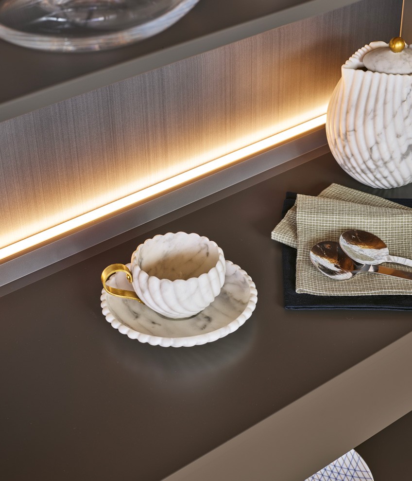 Деталь полки со светодиодной подсветкой с настенным ящиком Ego Day с лакированной матовой отделкой цвета визоне.