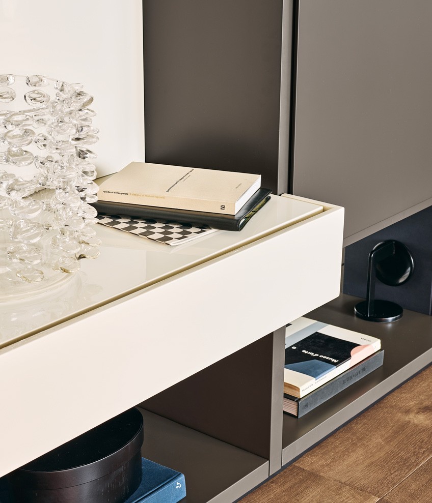 Деталь элемента Jet с откидными створками с лакированной глянцевой отделкой цвета канапа.