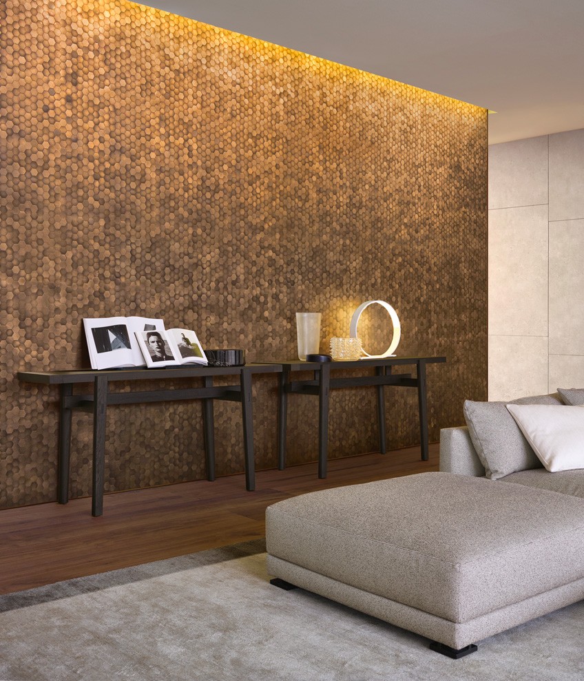 Консоль Home Hotel с конструкцией и столешницей из черного вяза. Диван Bristol со съемным чехлом из ткани Kitami 02 ash.
