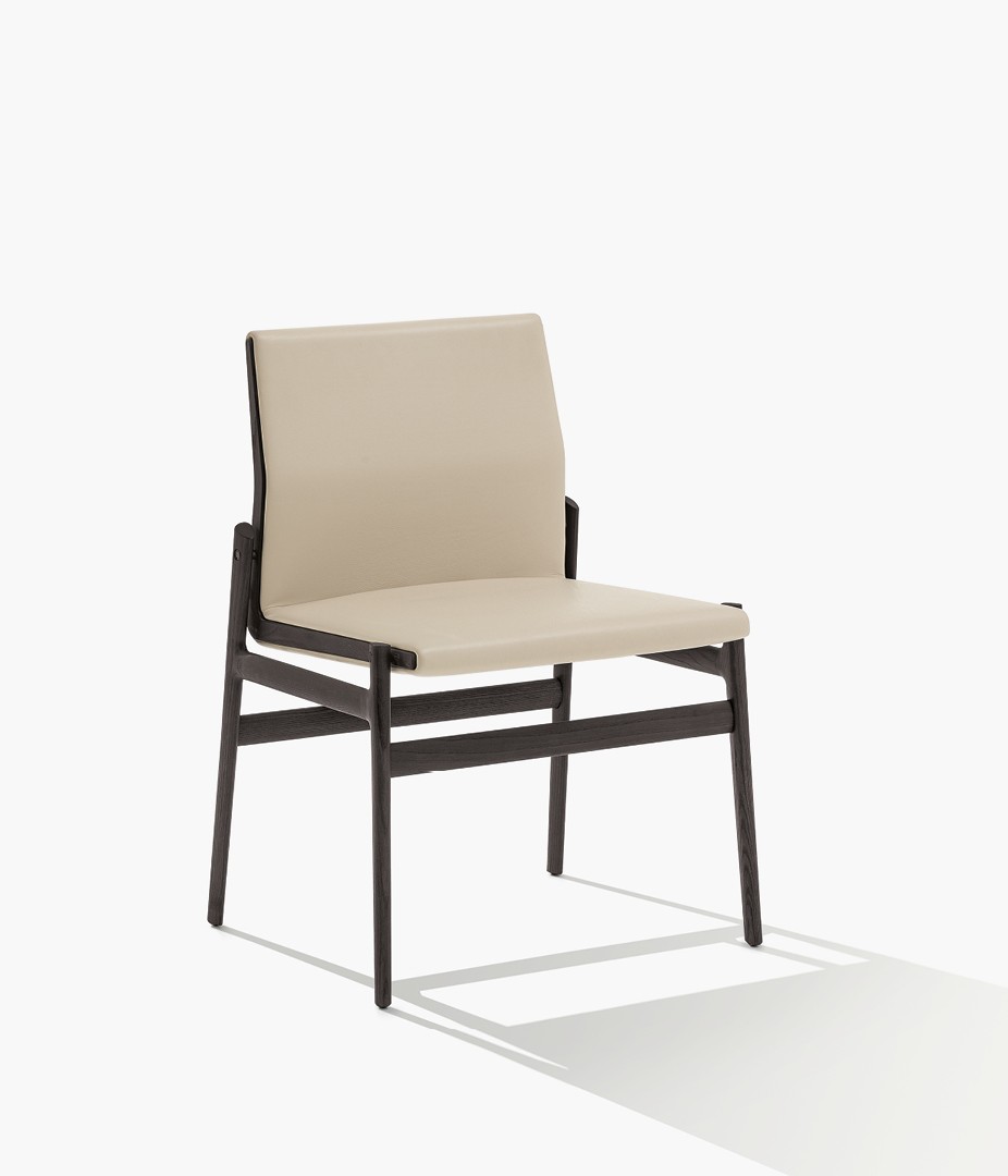 Стул Ipanema без подлокотников, чехол из несъемной кожи Soft 01 crema, структура из черного вяза.