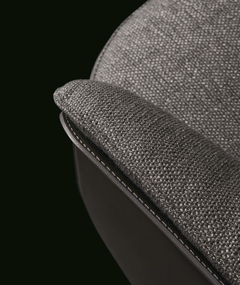 Кресло Kaori с внешней оболочкой и основанием из кожи 03 dark grey, внутренней оболочкой и сиденьем из съемной ткани Komi 09 silver, ножки из матового коричневого никеля.
