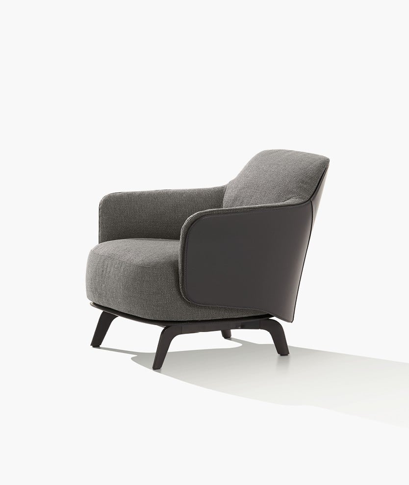 Кресло Kaori с внешней оболочкой и основанием из кожи 03 dark grey, внутренней оболочкой и сиденьем из съемной ткани Komi 09 silver, ножки из матового коричневого никеля.