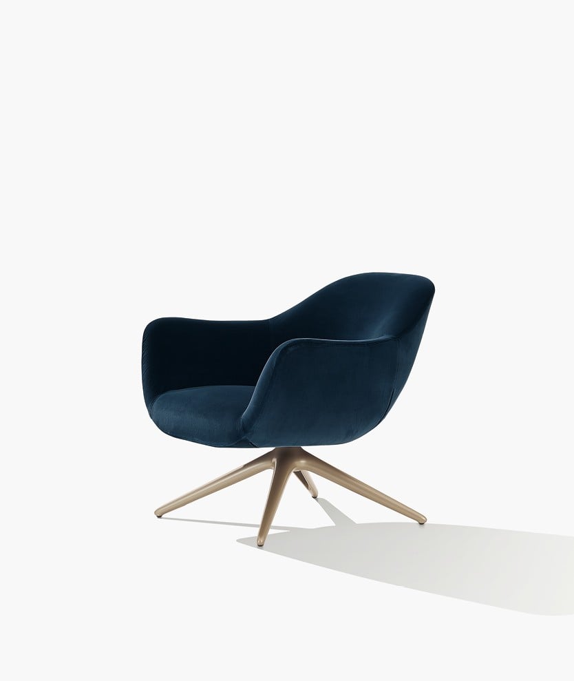 Кресло Mad Chair со съемным чехлом из бархата Persia 58 danubio, поворотное основание в матовом шампанском цвете.