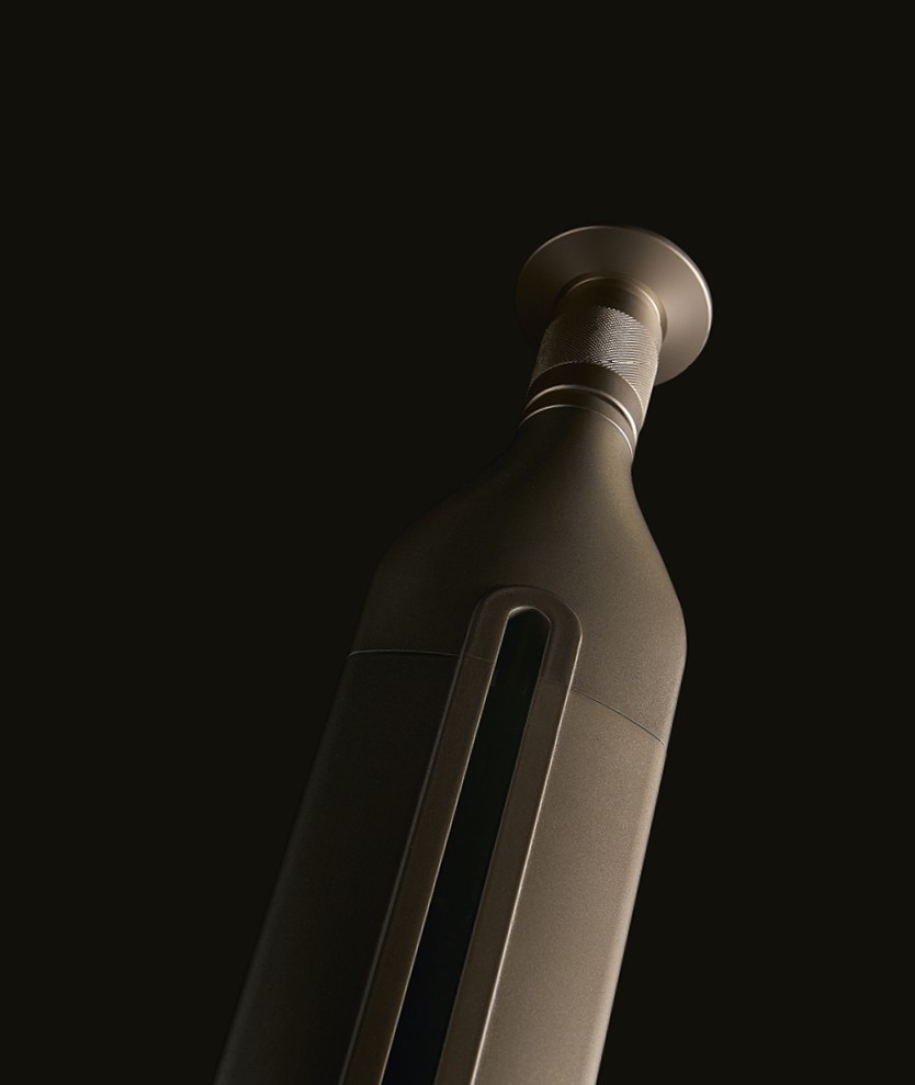 Деталь потолочной стойки с матовой отделкой цвета ardesia. Регулируемые ножки координированного цвета.