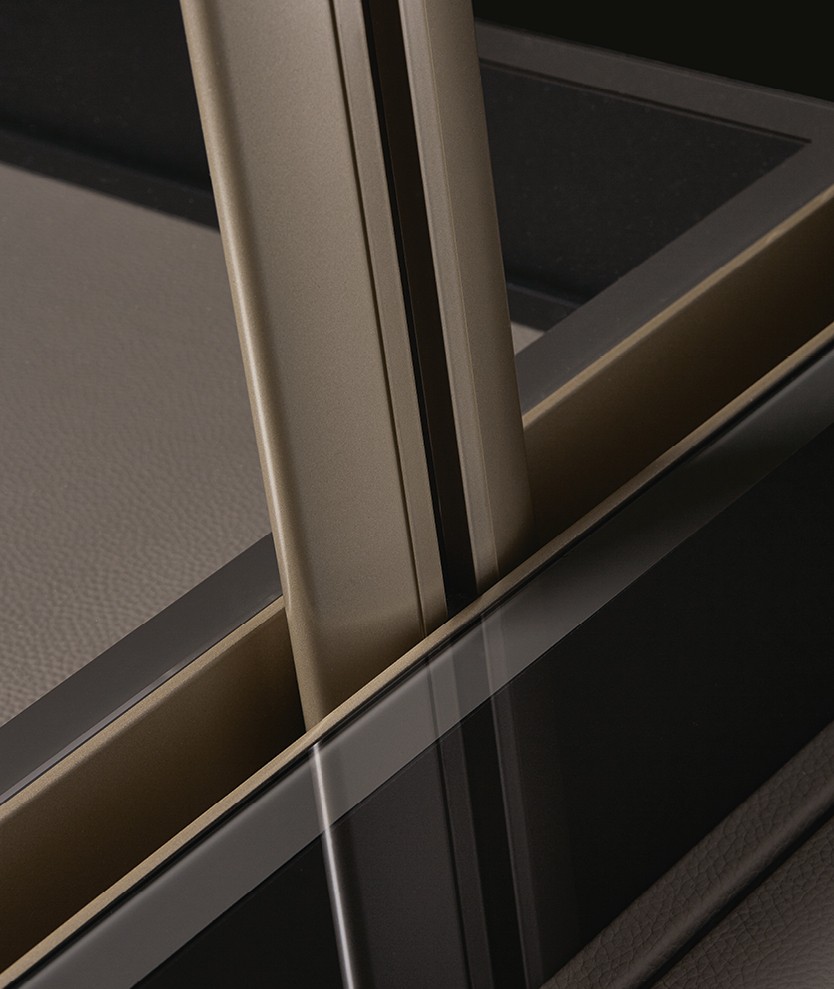 Стойки с матовой отделкой champagne и полки из дымчатого стекла.