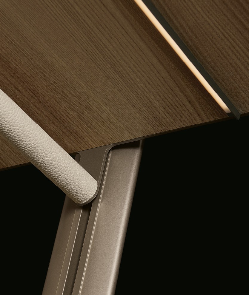 Деталь полок из вяза, матовая отделка champagne, встроенная светодиодная подсветка. Перекладина для вешалок с покрытием Tecnocover Grain latte.