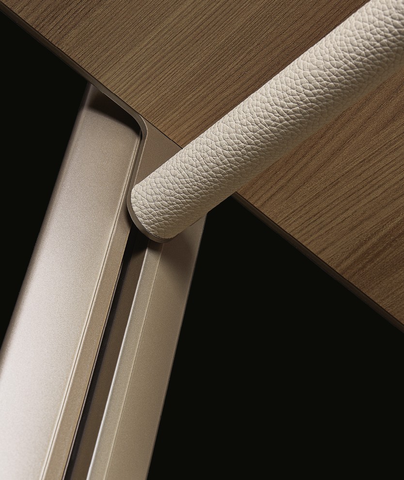 Деталь стойки с матовой отделкой champagne. Перекладина для вешалок с покрытием Tecnocover Grain latte.