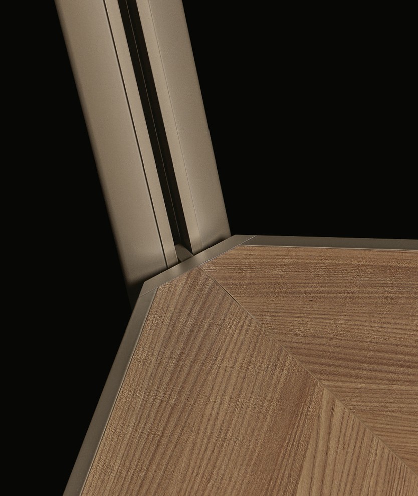 Угловая система со стойками с матовой отделкой champagne и полкой из вяза.