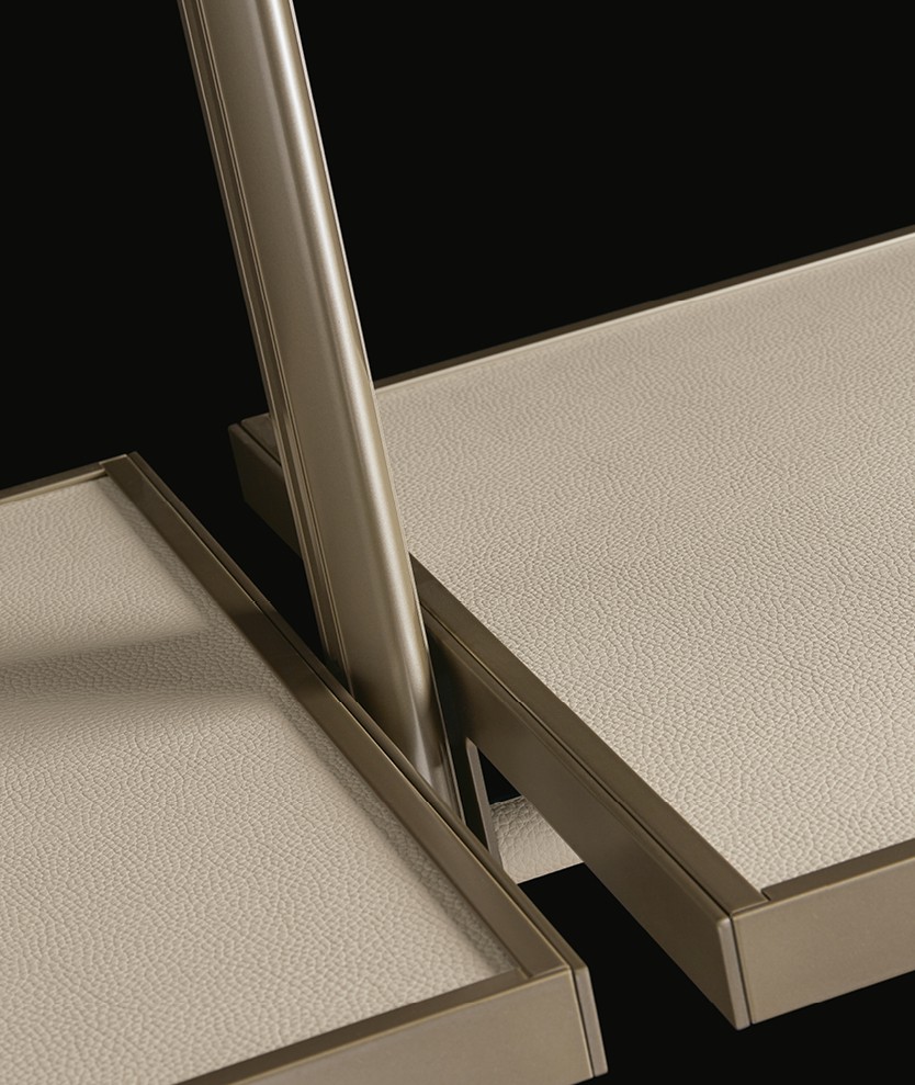 Деталь полки с покрытием Tecnocover Grain latte. Рама координированного со стойкой цвета с матовой отделкой champagne.