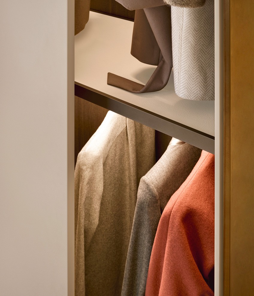 Деталь с полкой с покрытием Tecnocover цвета латте (05) и рамой с матовой отделкой цвета ардезия.