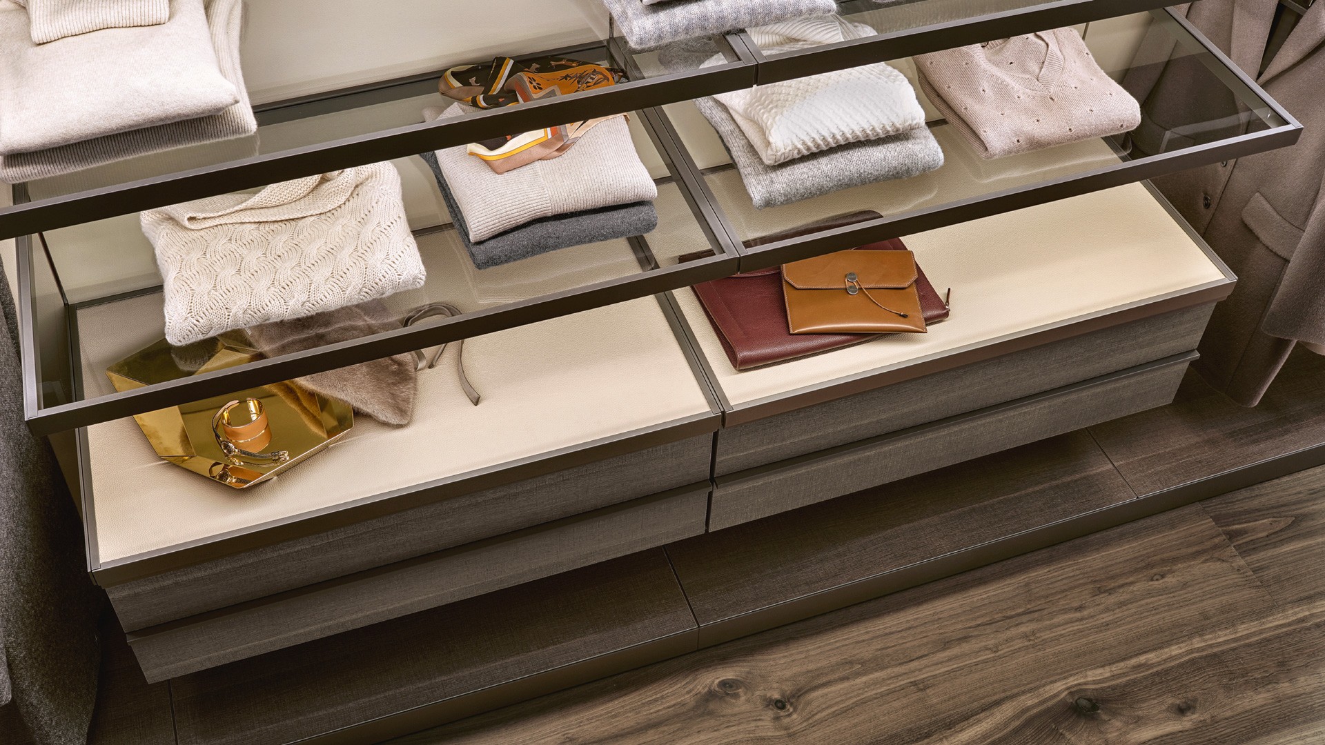 Деталь с полкой с покрытием Tecnocover цвета латте (05) и рамой с матовой отделкой цвета ардезия.