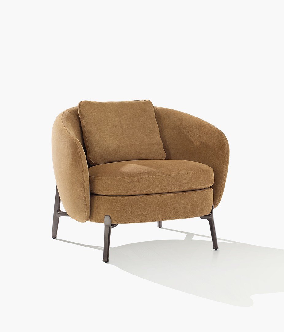 Кресло Orbis со съемным чехлом из кожи Suede 05 cammello и ножками из глянцевого металла dark sheer.
