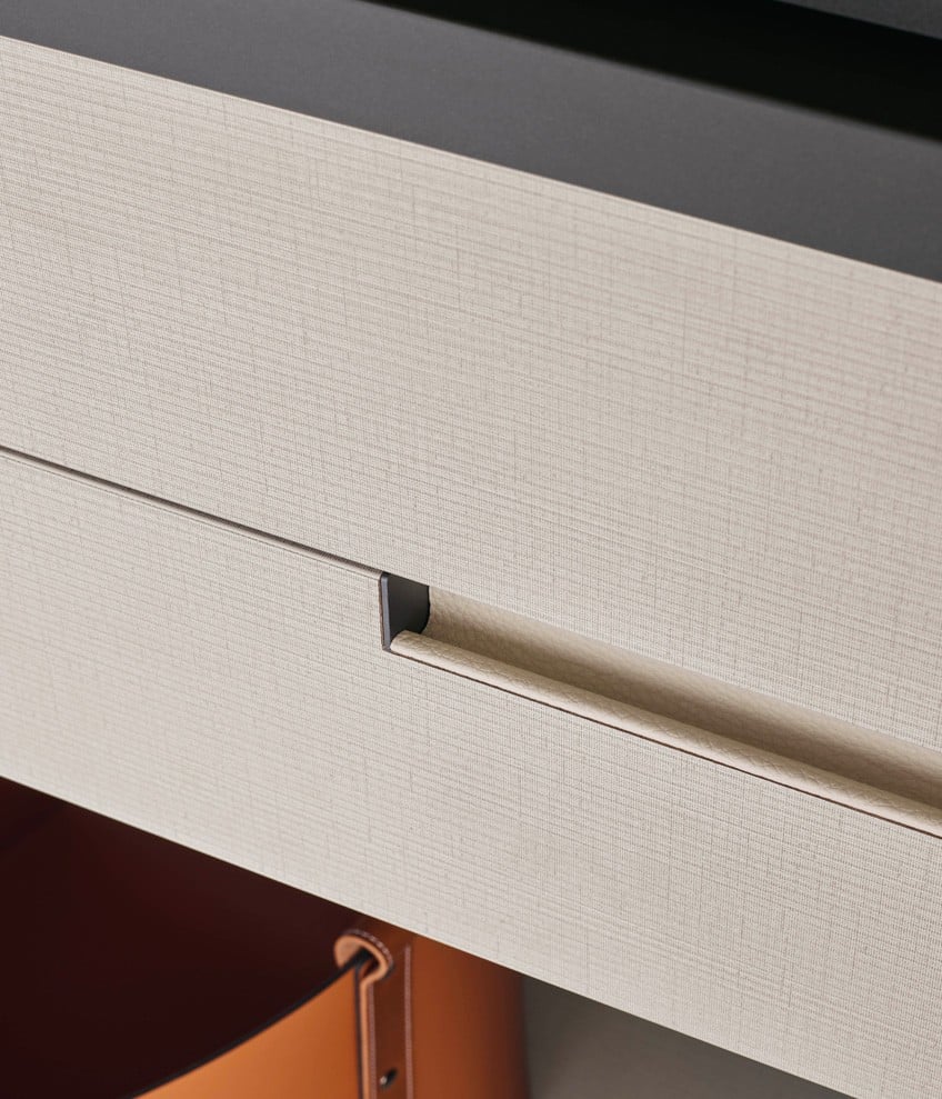 Крупный план фасадов ящиков в меламине canvas beige с ручкой Step в техно-коже 05 latte и матовой ardesia.
