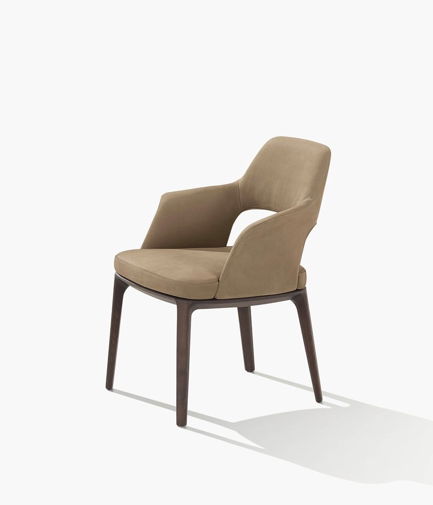 Стул Sophie Lite с подлокотником, съемным чехлом из кожи Silk 02 beige и конструкцией из дуба spessart.
