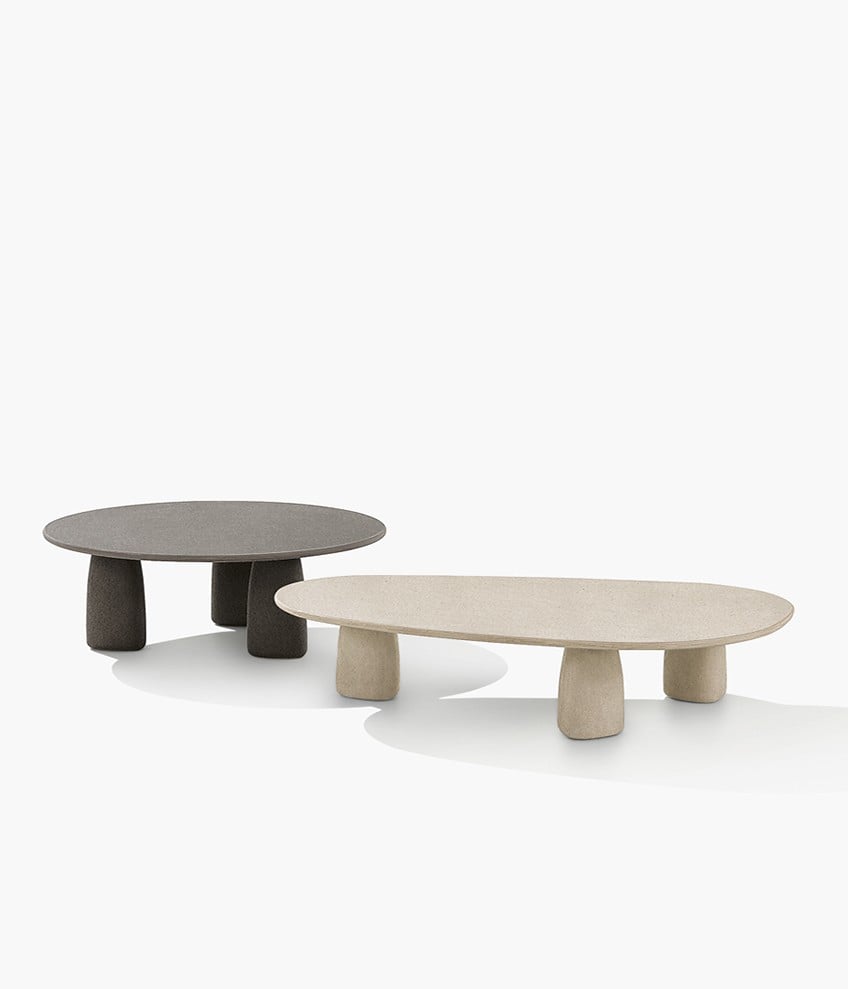 Журнальные столики Strata из Cementoskin® в цветах grafite и crema.