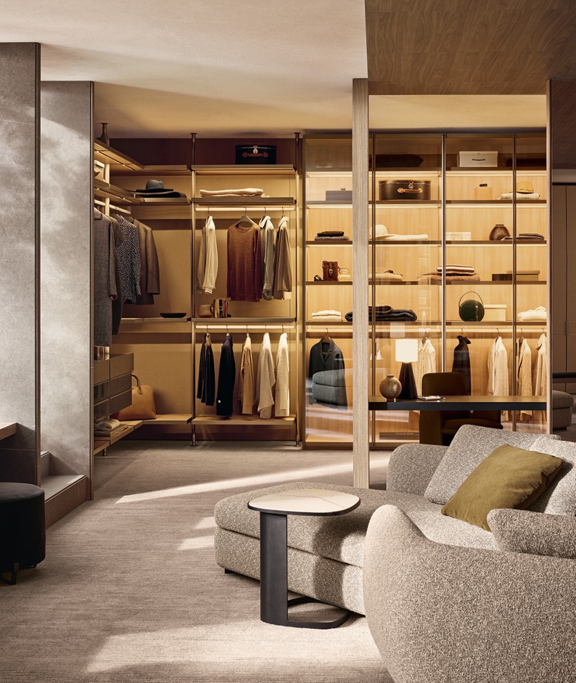 Фасад и спинка с матовой отделкой цвета шампанское и покрытием Tecnocover Grain цвета латте (05). Рама с матовой отделкой цвета шампанское. Интегрированная светодиодная подсветка. Комод-витрина с матовой лакировкой цвета шампанское. Нижние ящики из отражающего дымчатого стекла. Ручки Track с матовой отделкой цвета шампанское. Декоративные панели Code с покрытием из льняного текстиля цвета экрю. Профили с матовой отделкой цвета шампанское. Платяной шкаф Senzafine Ego, дизайн Poliform R&amp;D, с распашными дверями и боковыми стенками из прозрачного отражающего стекла и рамкой с матовой отделкой цвета шампанское Внутрення сторона из облагороженного вяза. Верхние полки из дымчатого стекла, рама с матовой отделкой цвета шампанское. Трубки для вешалок с покрытием Tecnocover Grain цвета латте (05) и с матовой отделкой цвета шампанское. Диван Saint-Germain, съемный чехол из ткани Brest цвета шалфей (02), подушки из бархата Tebe цвета олива (07). Ножки с никелированной матовой отделкой Brown Nickel. Журнальный столик Koishi со столешницей из шлифованного мрамора Зечево и воронёной окрашенной структурой.