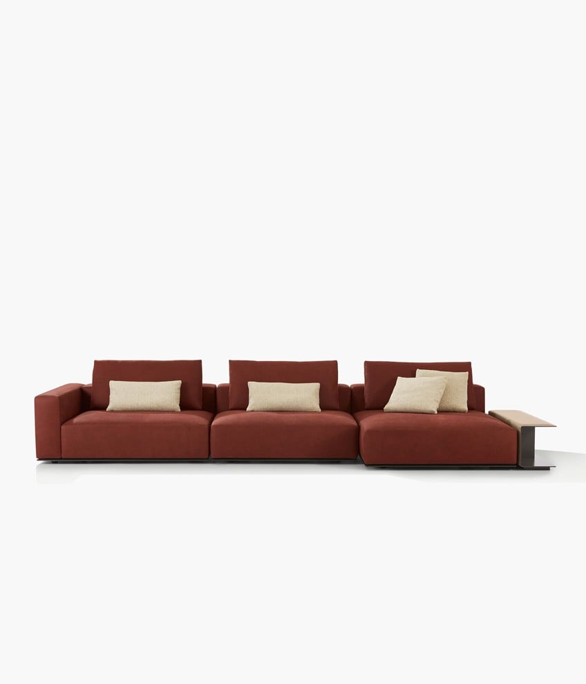 Диван Westside со съемным чехлом из кожи Silk 10 terracotta, подушки из ткани Lero 01 ecru, основание из матового коричневого никеля. Элемент за диваном с полкой, внешняя сторона из кожи 29 tortora, внутренняя из матового коричневого никеля.