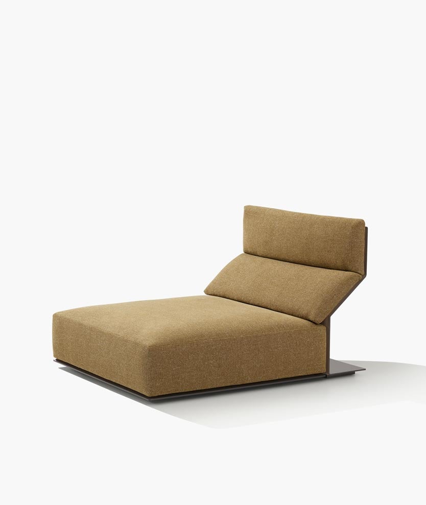 Шезлонг Westside со съемным чехлом из ткани Arcadia 05 bronzo, спинка из кожи 29 tortora и матового коричневого никеля, основание из матового коричневого никеля.