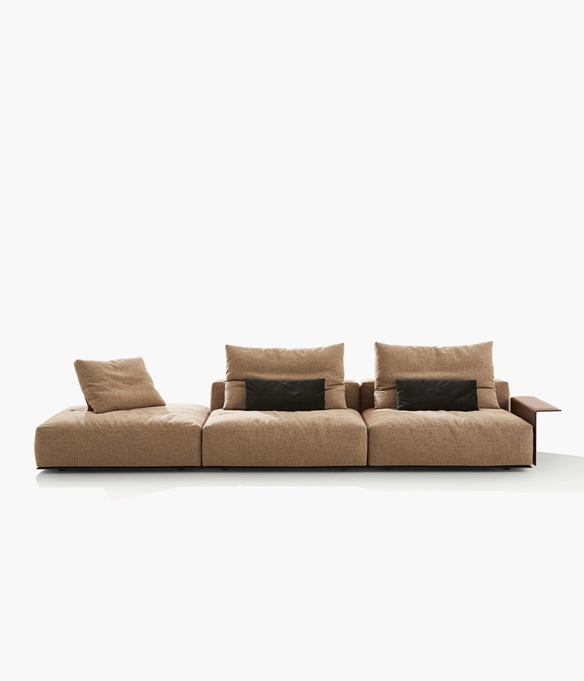 Диван Westside Soft со съемным чехлом из бронзовой ткани Fushui 01, подушки из бархата Persia 1404 carbon, подвижная спинка из кожи 19 caffè и основание из матового коричневого никеля.